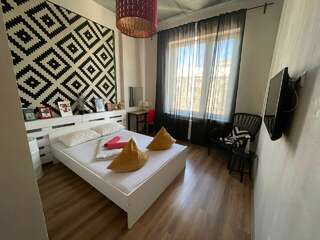 Гостиница Hostel R.E.D. Екатеринбург Двухместный номер с 1 кроватью и общей ванной комнатой-1
