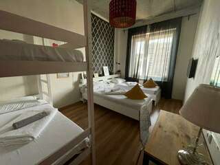Гостиница Hostel R.E.D. Екатеринбург Четырехместный номер с общей ванной комнатой-3